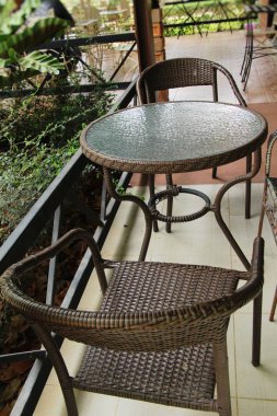 Vintage tarzı koltukları bahçede ayarla