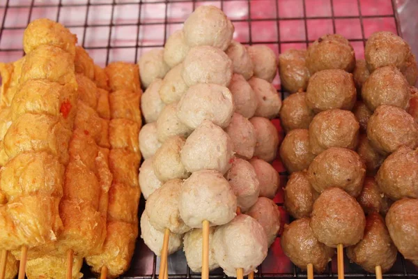 Bakso panggang sangat enak di makanan jalanan. — Stok Foto