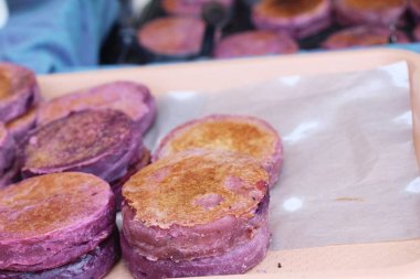 un karışımı Hindistan cevizi ve sonra kızarmış, Tay tatlı