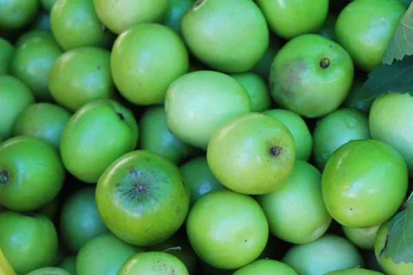 Zelené jablečné plody lahodné na pouličních potravinách — Stock fotografie
