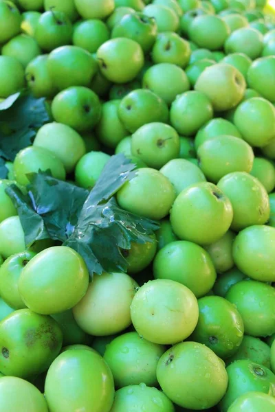 Zielone jabłko owoce pyszne na ulicy żywności — Zdjęcie stockowe