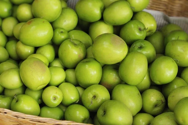 ผลแอปเปิ้ลสีเขียวอร่อยที่อาหารข้างถนน — ภาพถ่ายสต็อก