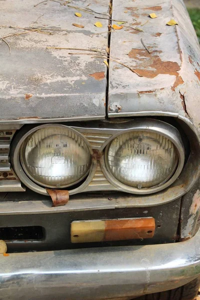 Oude auto koplampen van klassieke vintage stijl — Stockfoto