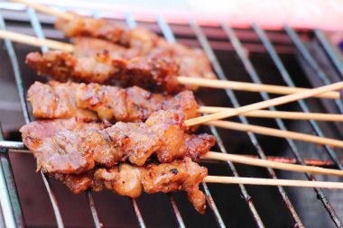 Kavrulmuş domuz sokak gıda lezzetlidir