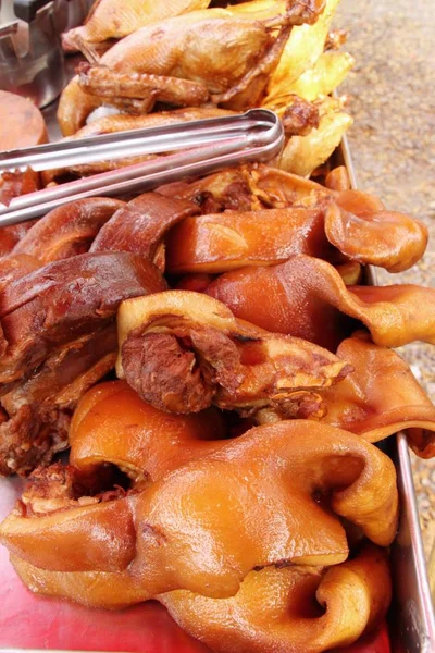 Stufati di maiale è delizioso nel cibo di strada — Foto Stock