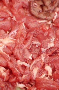 Sokak gıda yemek pişirmek için çiğ domuz eti