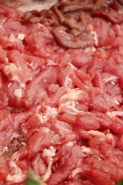 在街头食用的生猪肉 — 图库照片