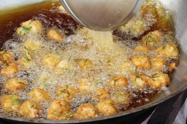 Hacer pastel de pescado frito en la sartén — Foto de Stock