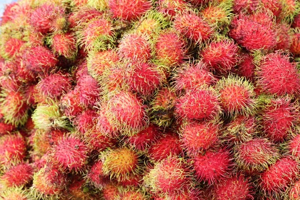 Frutas doces rambutan delicioso no mercado — Fotografia de Stock