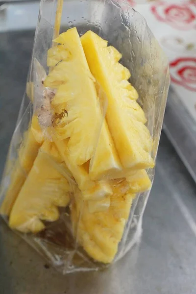 La piña fresca es deliciosa en comida callejera —  Fotos de Stock