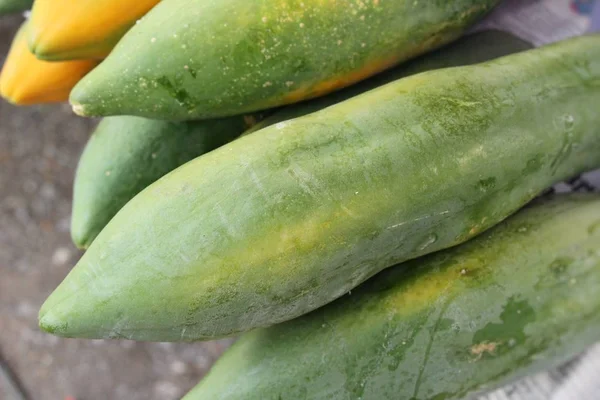 Verse papaya is heerlijk in de markt — Stockfoto