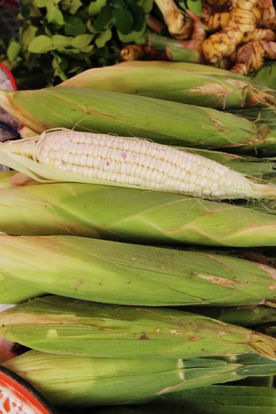Frisches Mais zum Kochen auf dem Markt — Stockfoto