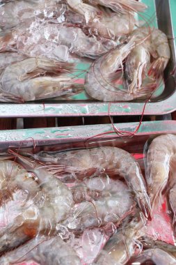 Sokak gıda yemek pişirmek için taze karides