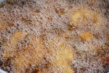 Kızarmış tavuk tavada lezzetlidir