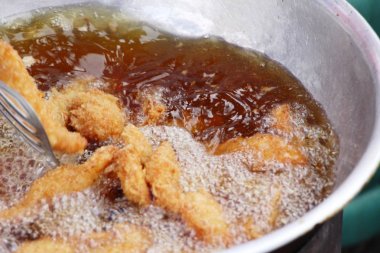 Kızarmış tavuk tavada lezzetlidir