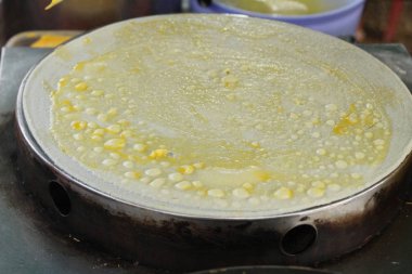 Sokak gıda lezzetli gözleme yapıyor