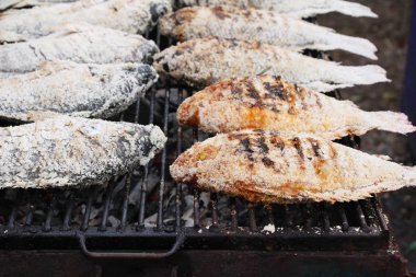 Izgara balık sokak gıda ocakta