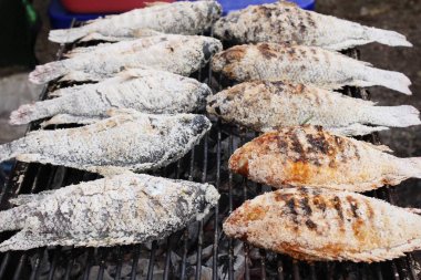 Izgara balık sokak gıda ocakta