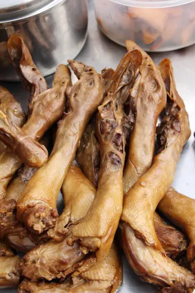 Guisado cuello de pato delicioso en comida callejera —  Fotos de Stock