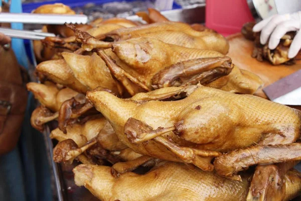 L'anatra stufata è deliziosa nel cibo di strada — Foto Stock