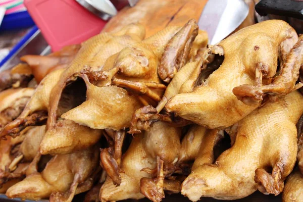 Тушкована качка смачна у вуличній їжі — стокове фото