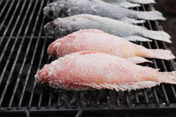 Pesce alla griglia sui fornelli allo street food — Foto Stock