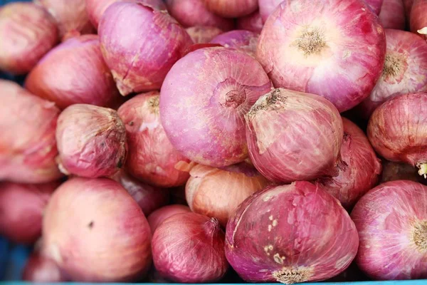 La chalota - la cebolla asiática roja a la comida callejera — Foto de Stock