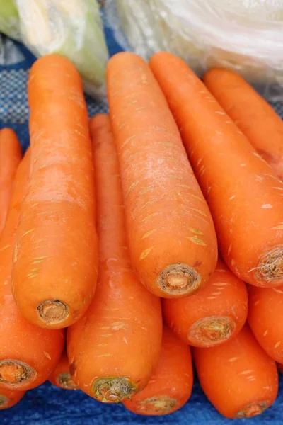 Frische Bio-Karotten zum Kochen auf dem Markt — Stockfoto