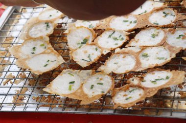 Hindistan cevizi sütü karıştırın şeker ve un, Tay tatlı