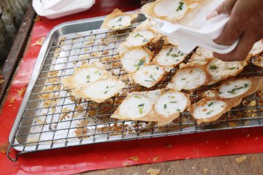 Hindistan cevizi sütü karıştırın şeker ve un, Tay tatlı