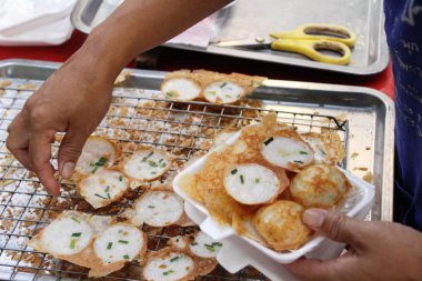 Hindistan cevizi sütü karıştırın şeker ve un, Tay tatlı