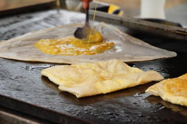 Roti yumurta ile sokak gıda lezzetlidir