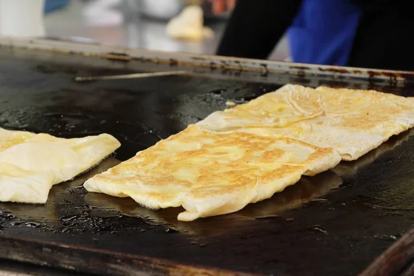 Roti dengan telur lezat di makanan jalanan. — Stok Foto