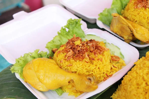 Ayam biryani dengan nasi di makanan jalanan — Stok Foto