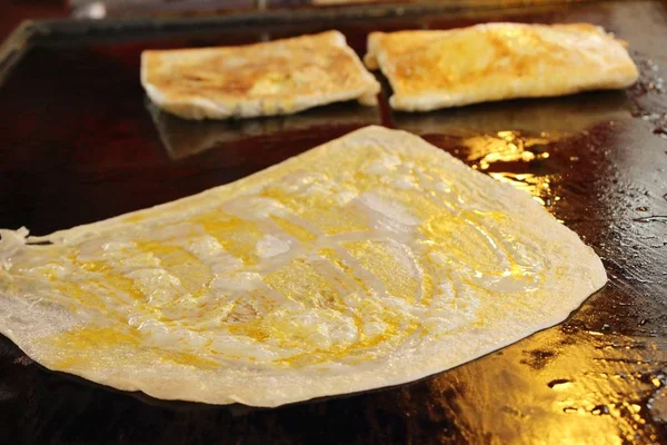 Roti yumurta ile sokak gıda lezzetlidir — Stok fotoğraf