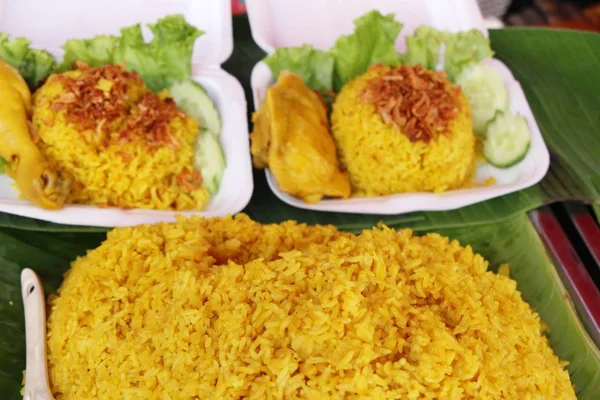 Ayam biryani dengan nasi di makanan jalanan — Stok Foto