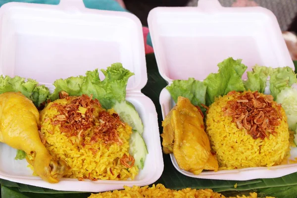 Ayam biryani dengan nasi di makanan jalanan — Stok Foto