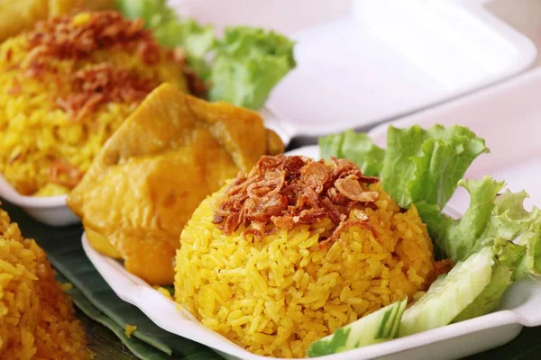 Ayam biryani dengan nasi di makanan jalanan — Stok Foto