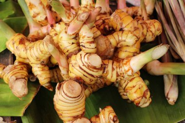 Belgili tanımlık çarşı içinde yemek pişirmek için taze havlıcan