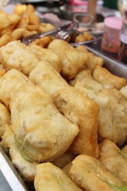 Derin kızarmış hamur Tay pandan krema koymak