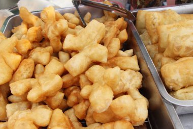 Derin kızarmış hamur lezzetli sopa içinde çarşı