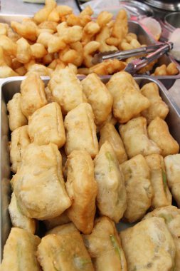 Derin kızarmış hamur Tay pandan krema koymak