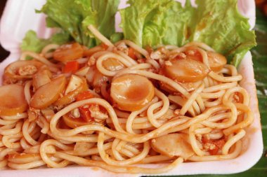 Spagetti sokak gıda lezzetli domuz eti ile