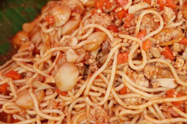 Spagetti sokak gıda lezzetli domuz eti ile