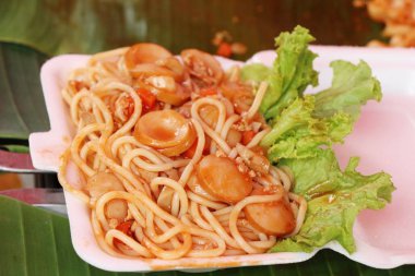 Spagetti sokak gıda lezzetli domuz eti ile