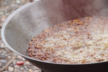 Kızarmış ipek solucanlar tavada lezzetli