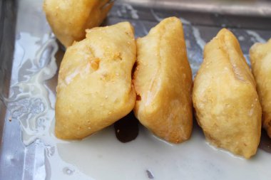 Derin kızarmış hamur tatlı yoğunlaştırılmış süt koyun