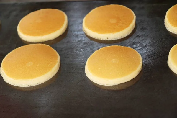 Att göra pannkakor är läckra på Street Food — Stockfoto