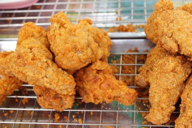 Kızarmış tavuk sokak gıda lezzetlidir