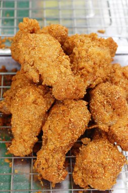 Kızarmış tavuk sokak gıda lezzetlidir